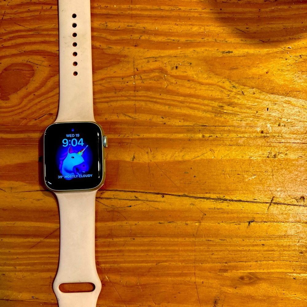 Apple Watch SE 44mm lens